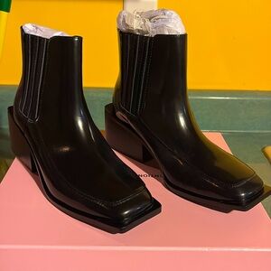New in box size 9 intentionally blank upside black boot